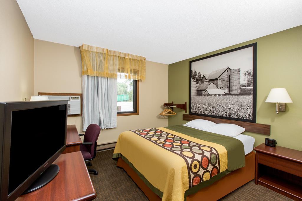 מלון Super 8 By Wyndham Fairmont מראה חיצוני תמונה