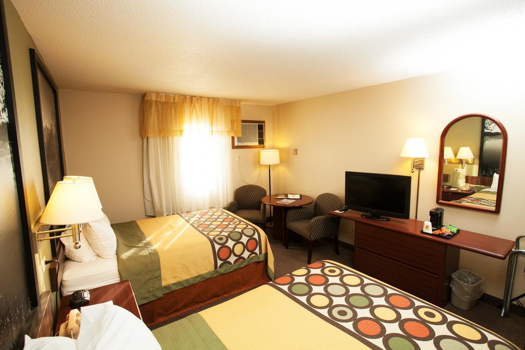 מלון Super 8 By Wyndham Fairmont מראה חיצוני תמונה